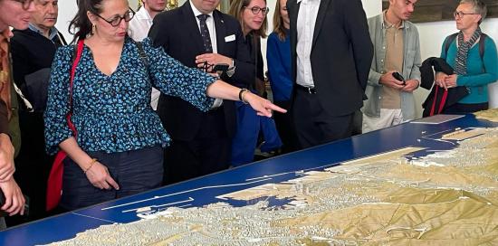 delegati di Marsiglia osservano il plastico