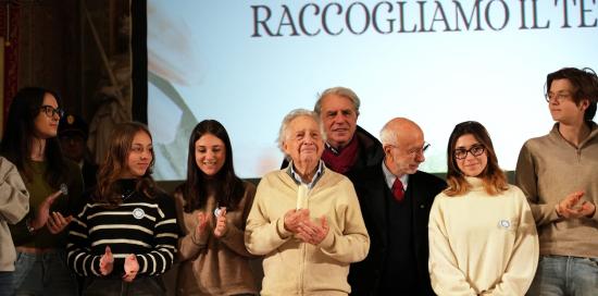 Il sopravvissuto alla Shoah Gilberto Salmoni attorniato da studenti e dal presidente di ILSREC Mino Ronzitti