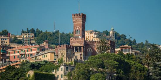 Il Castello d'Albertis e la collina di Montegalletto, nel quartiere di Castelletto