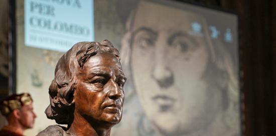 In primo piano il busto di Colombo: sullo sfondo, lo schermo con il ritratto del grande navigatore In primo piano il busto di Colombo: sullo sfondo, lo schermo con il ritratto del grande navigatore