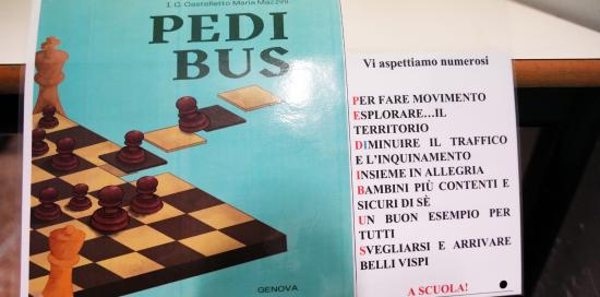 La locandina del Pedibus della "Mazzini" con la lista dei relativi benefici