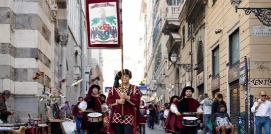 Apertura del corteo storico diretto verso il Porto Antico: foto scattata ai lati della Cattedrale di San Lorenzo