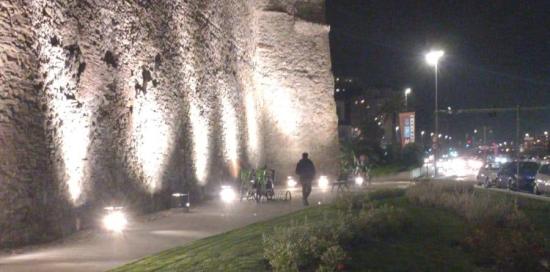L'effetto scenografico del nuovo impianto di illuminazione delle mura della marina