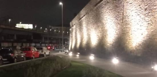 L'effetto scenografico del nuovo impianto di illuminazione delle mura della marina