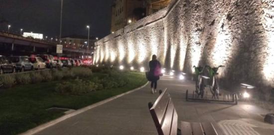 L'effetto scenografico del nuovo impianto di illuminazione delle mura della marina