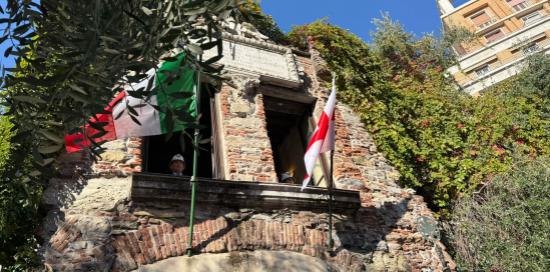 La Casa di Colombo con le bandiere di Genova e dell'Italia