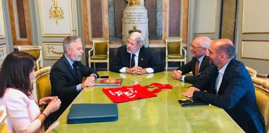 Sindaco e Ambasciatore in salone