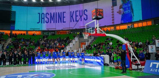 L'annuncio delle formazioni; nome e foto della giocatrice azzurra Jasmine Keys sul ledwall del Palasport