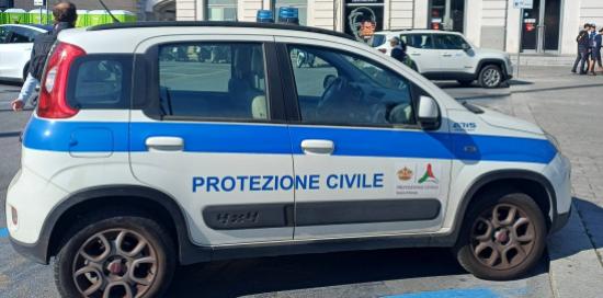 Auto della Protezione Civile comunale paarcheggiata accanto alla stazione ferroviaria di Brignole