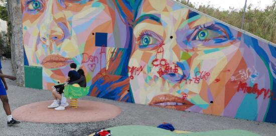 Il murale alla Radura della Memoria imbrattato (foto profilo Facebook presidente Municipio II Centro Ovest Colnaghi)