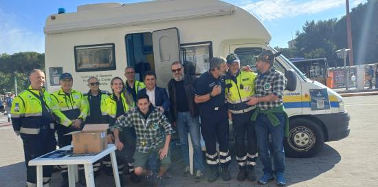L'assessore Massimo Ferrante tra i volontari attivi nel presidio di piazza Verdi, a Brignole