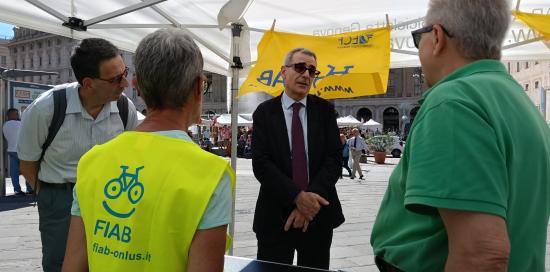 I saluti dell'assessore Robotti ai volontari di FIAB Genova presenti in largo Pertini per promuovere il bike-to-work I saluti dell'assessore Robotti ai volontari di FIAB Genova presenti in largo Pertini per promuovere il bike-to-work