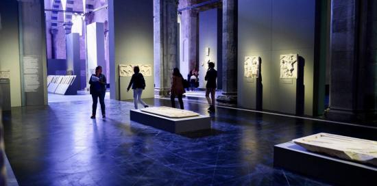 persone camminano all'interno di sant'Agostino