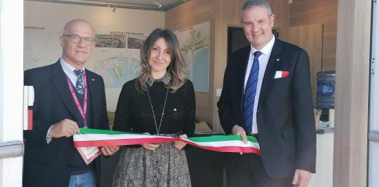 L'assessore al marketing territoriale Francesca Corso taglia il nastro di inaugurazione dello stand