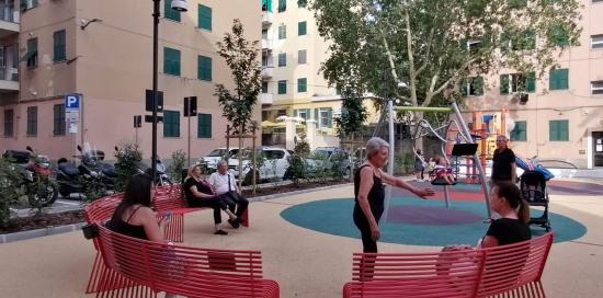 persone sedute sulle panchine