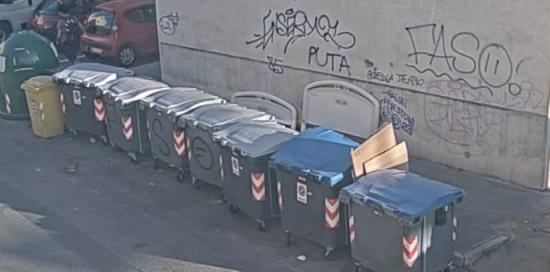 Rifiuti ingombranti lasciati dietro a una postazione della raccolta rifiuti