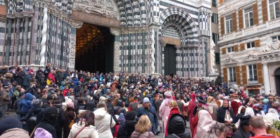 La folla in attesa di entrare nella Cattedrale