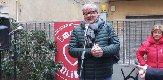il consigliere Mario Baroni parla all'esterno dell'emporio