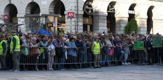 Alpini e curiosi dietro alle transenne di piazza De Ferrari prima del discorso della sindaca Salis