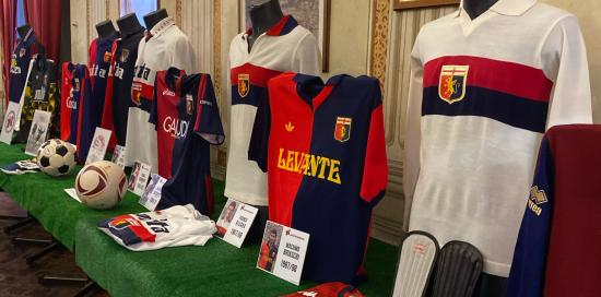 Esposizione maglie Genoa (foto di repertorio, cortesia pagina FB Passione Maglie Genoa)