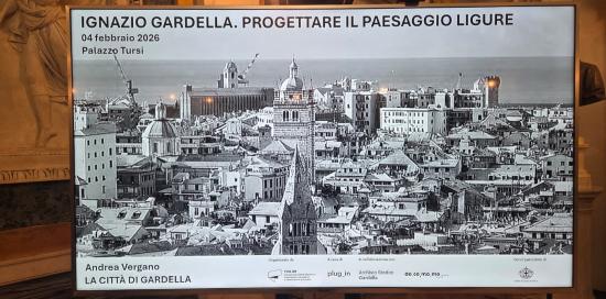 Un'immagine in bianco e nero del centro storico di Genova, con il mare sullo sfondo