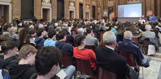 La sala del Maggior Consiglio di Palazzo Ducale gremita di studenti durante la cerimonia ufficiale del Giorno della Memoria