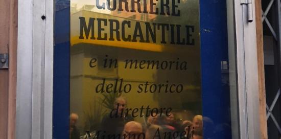 La targa apposta fuori dalla storica sede del quotidiano in via Archimede