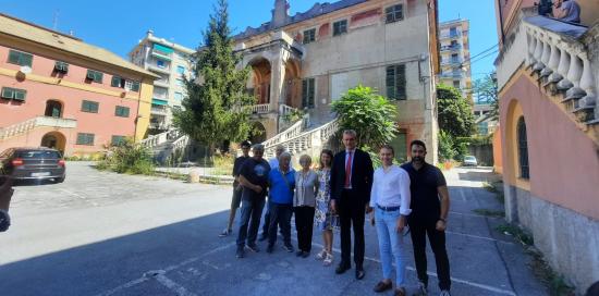 Foto di gruppo davanti alla Villa: tra gli altri l'assessore Piciocchi e il presidente di Municipio Romeo