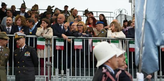 Dalla tribuna occhi sulla sfilata: si riconoscono le assessore Bruzzone e Lodi e la consigliera Canessa Cerchi