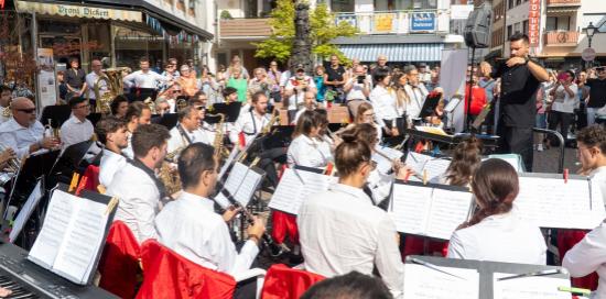 Esibizione di un'orchestra nella piazza di Bad Orb (foto tratta da https://acesse.one/avhn8do)