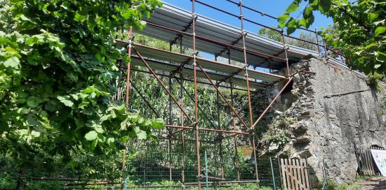 I ponteggi montati sul tratto di Acquedotto Storico crollato in località Ca' de Rissi che sarà ricostruito