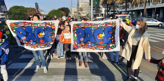 cartelloni con disegni fatti dai bimbi
