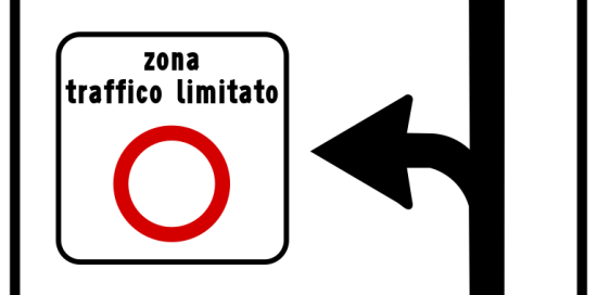 segnale stradale di indicazione verso zona a traffico limitato con cartello di transito vietato