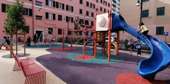 Scivolo dei giochi per bambini - panchine