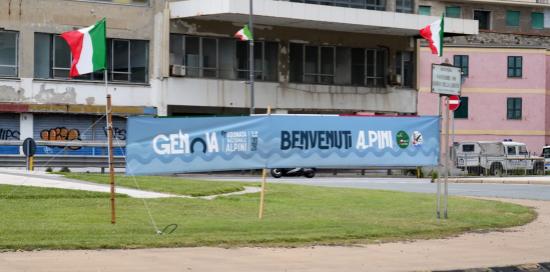 Striscione di benvenuto agli Alpini appeso nella aiuola della Rotatoria 9 novembre 1989