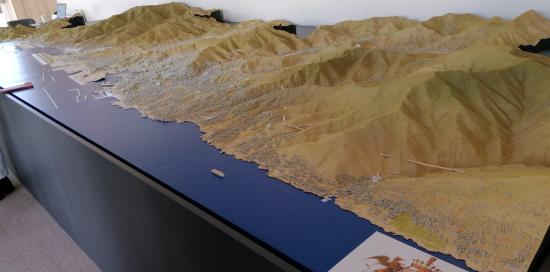 Il plastico di Genova in esposizione a Cannes: in primo piano lo stemma del Comune