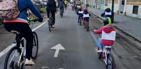 bambini e genitori pedalano insieme
