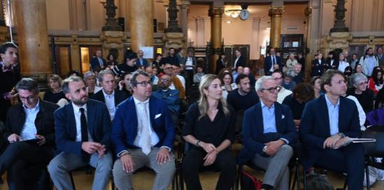 La sindaca Salis in prima fila al Palazzo della Borsa. Alla sua destra i giornalisti Tommaso Fregatti e Matteo dell'Antico La sindaca Salis in prima fila al Palazzo della Borsa. Alla sua destra i giornalisti Tommaso Fregatti e Matteo dell'Antico