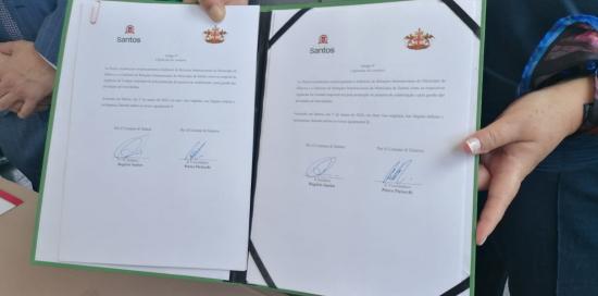 Le due copie del trattato di amicizia firmate da Santos e Piciocchi