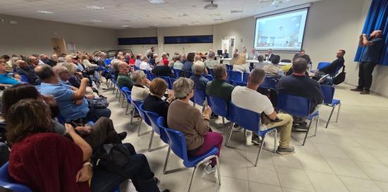 Auditorium di Molassana gremito per l'assemblea pubblica sul progetto dei 4 Assi