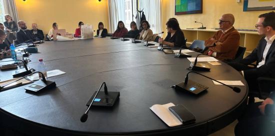 tavolo conferenza stampa