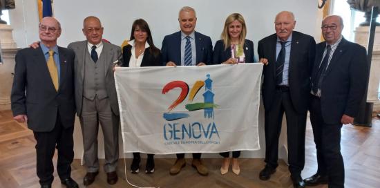 foto di gruppo con bandiera capitale dello sport
