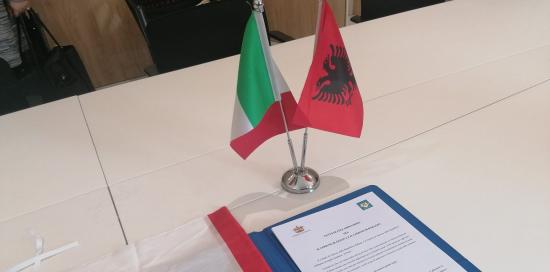 Copia del protocollo con accanto le bandierine di Italia e Albania