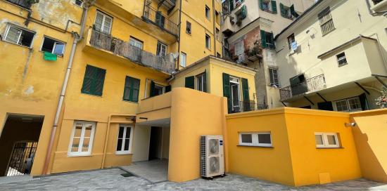 Il nuovo cortile interno dell'immobile di vico Vegetti, immerso tra le case e il verde circostanti