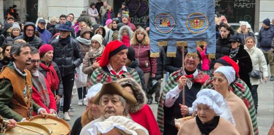 Il gonfalone del Gruppo Folclorico Città di Genova e alcuni figuranti