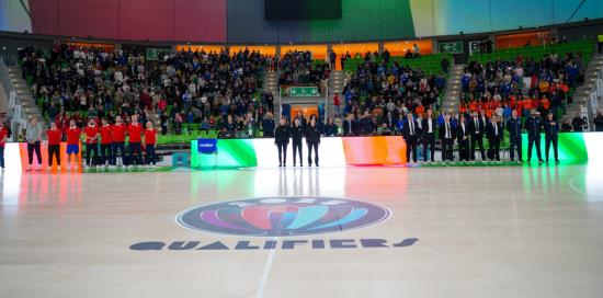 Gli staff tecnici sul parquet del Palasport prima della partita di basket femminile Italia-Cechia (foto di repertorio)