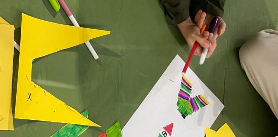 Un momento di uno dei laboratori con i bimbi