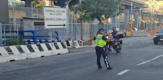 Un'agente della Polizia Locale mentre regola il traffico nell'area del Terminal Traghetti