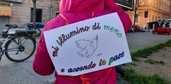 bimbo di spalle con cartello m'illumino di meno