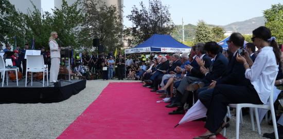 Gli alberi della Radura a fare da sfondo all'intervento della sindaca Salis Gli alberi della Radura a fare da sfondo all'intervento della sindaca Salis